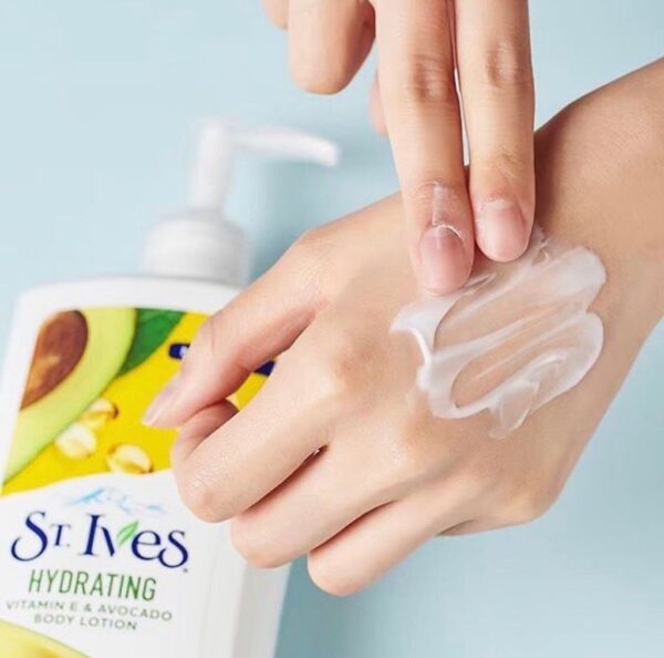 St. Ives Hydrating Vitamin E and Avocado Body Lotion 621ml - Image 2