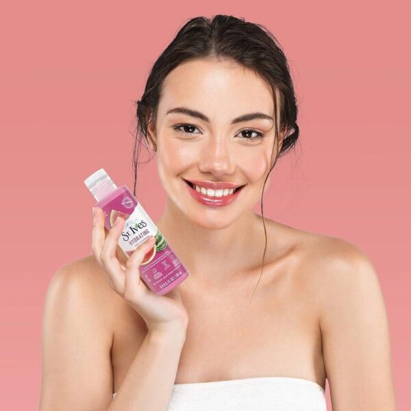 St Ives Hydrating Daily Facial Cleanser 200ml - Image 4