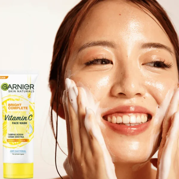 Garnier Light Complete Brightening Face Wash 100ml - Image 3